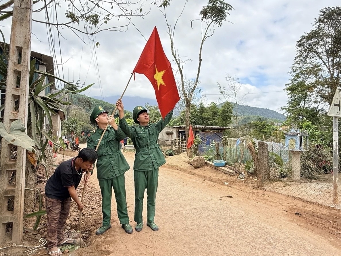 Màu đỏ cờ Tổ quốc phủ khắp các tuyến đường ở bản làng biên cương thuộc thôn A Bung, xã La Lay, tỉnh Quảng Trị (Ảnh MH)