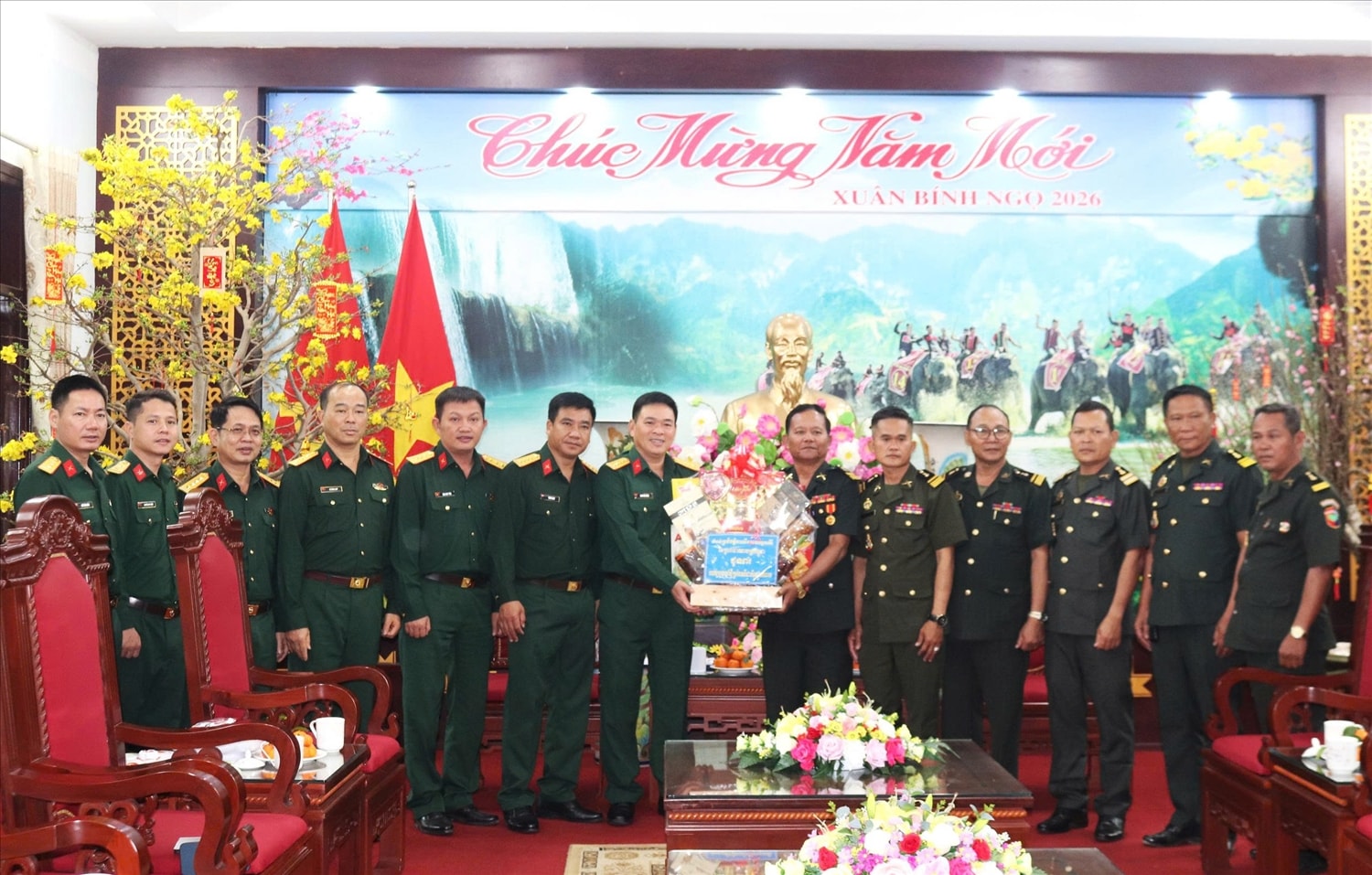Đoàn công tác Tiểu khu Quân sự tỉnh Mondulkiri, Vương quốc Campuchia thăm, chúc Tết Bộ Chỉ huy Quân sự tỉnh Đắk Lắk