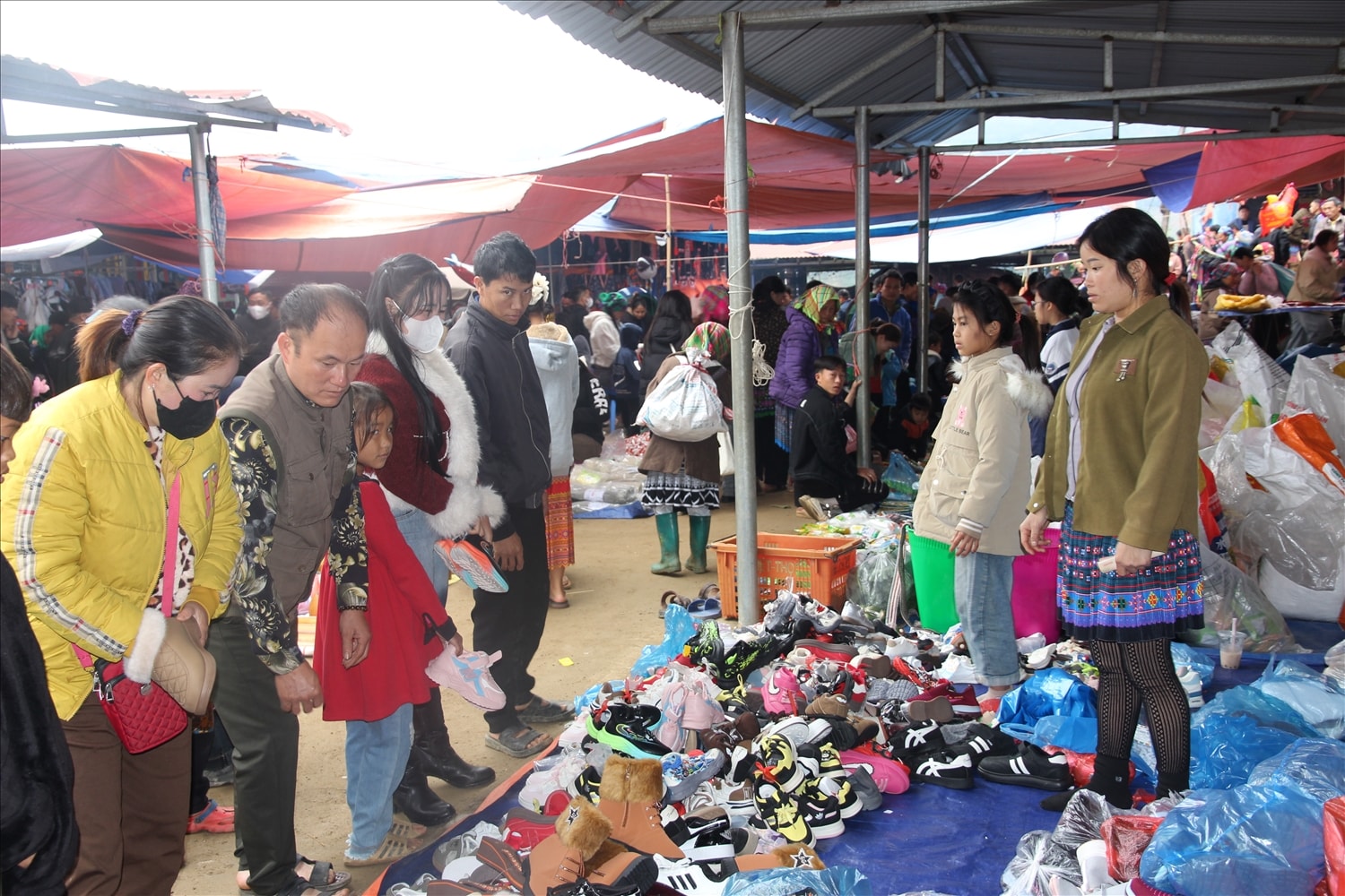 Tỉnh Lào Cai tăng cường đưa hàng Việt về nông thôn, vùng cao trong dịp Tết Nguyên đán (ảnh Trọng Bảo)