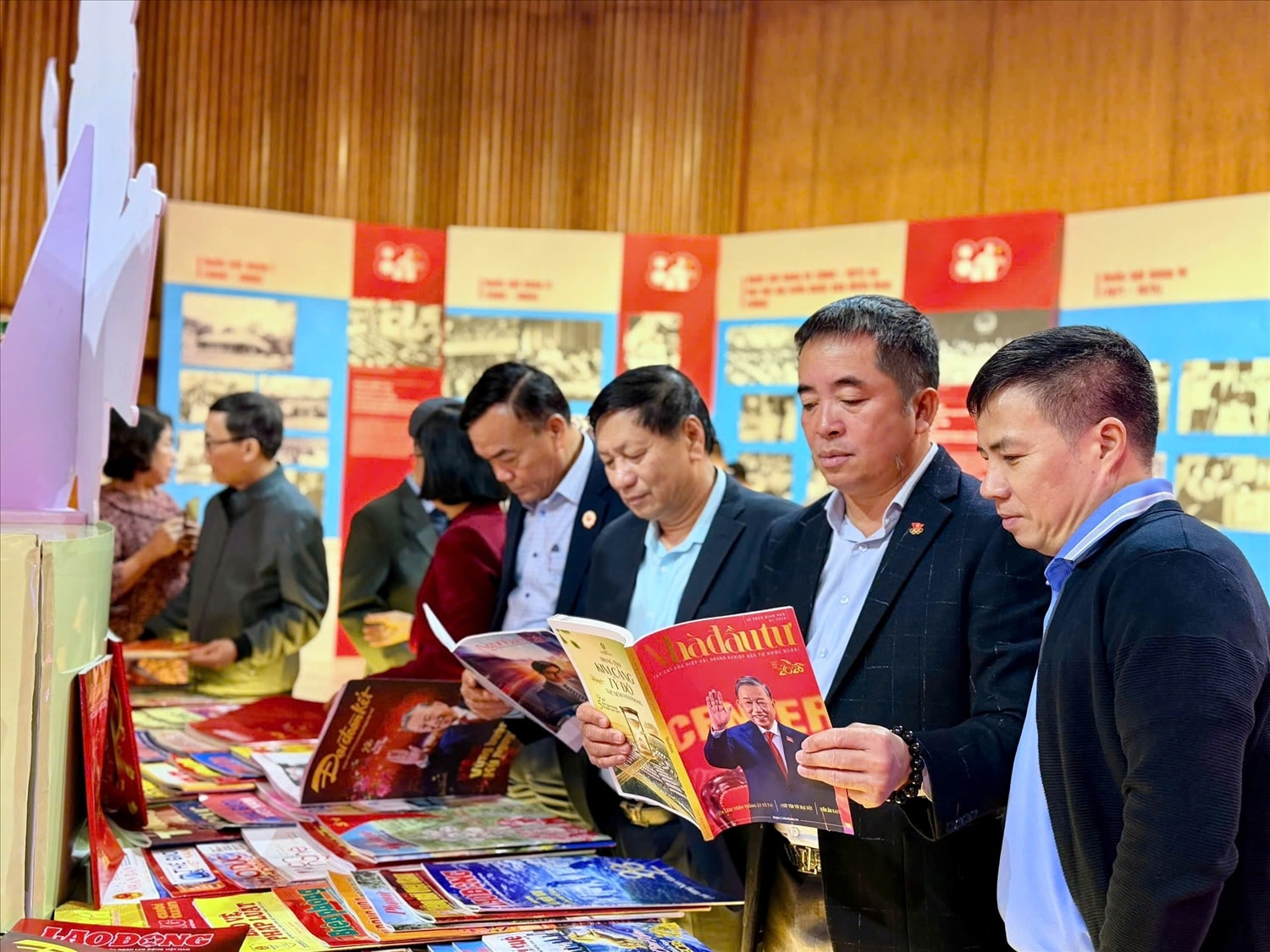 Các đại biểu tham quan khu vực trưng bày tại lễ khai mạc hội sách báo xuân Bính Ngọ 2026