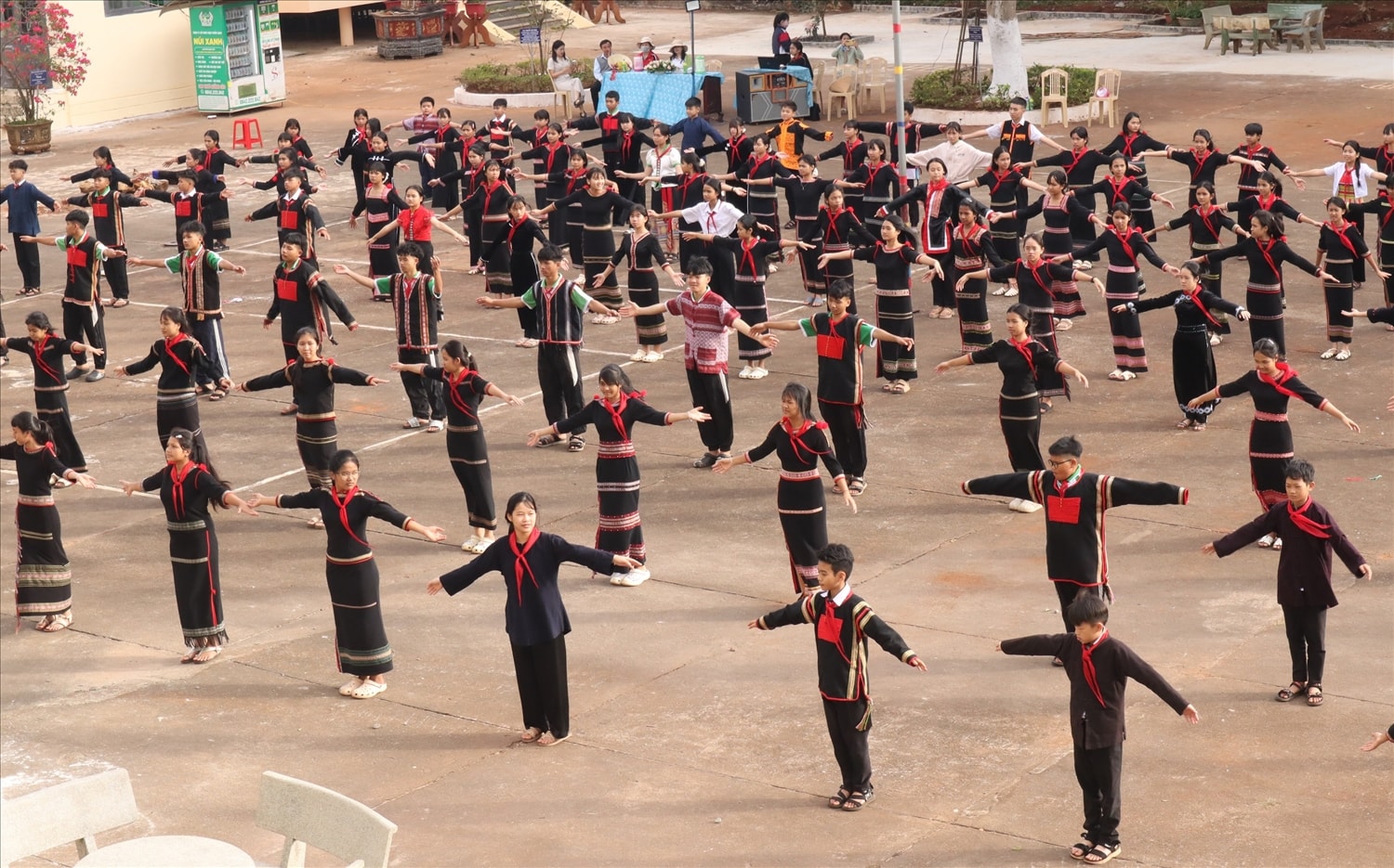 Bên cạnh múa sạp, múa xoang, các em học sinh còn thể hiện vũ điệu cha cha cha, thế võ Vovinam hiện đại