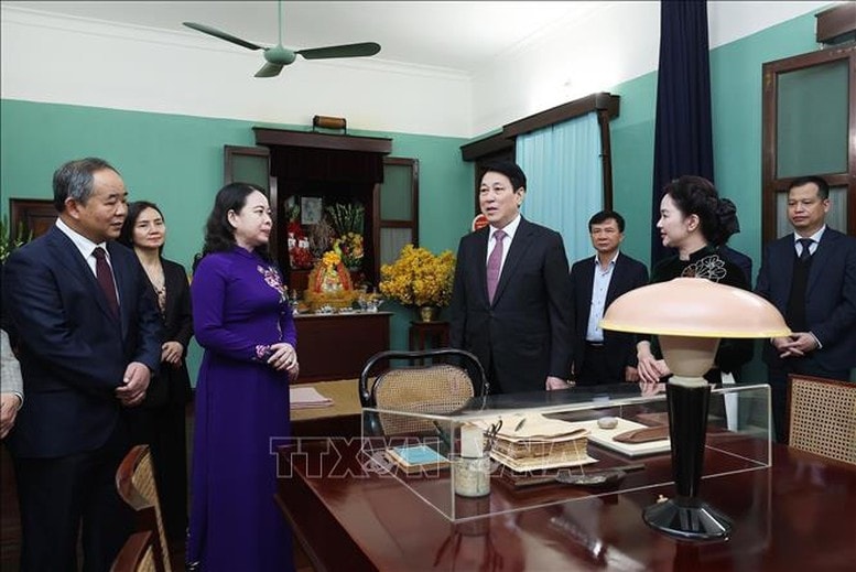Chủ tịch nước Lương Cường, Phó Chủ tịch nước Võ Thị Ánh Xuân và các đại biểu tại Nhà 67, Khu Di tích Chủ tịch Hồ Chí Minh trong Phủ Chủ tịch