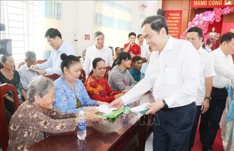 Chủ tịch Quốc hội Trần Thanh Mẫn tặng quà Tết cho các gia đình chính sách, hộ nghèo ở xã Thạnh Xuân, TP. Cần Thơ - Ảnh: TTXVN