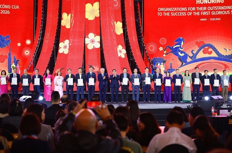 Thủ tướng Phạm Minh Chính và Phó Thủ tướng Thường trực Chính phủ Nguyễn Hòa Bình trao giấy chứng nhận của Ban Tổ chức Hội chợ vinh danh các đơn vị, tổ chức, doanh nghiệp đã có những đóng góp quan trọng, góp phần tạo nên dấu ấn và thành công của sự kiện - Ảnh: VGP/Nhật Bắc