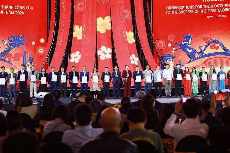 Phó Thủ tướng Chính phủ Bùi Thanh Sơn trao giấy chứng nhận của Ban Tổ chức Hội chợ vinh danh các đơn vị, tổ chức, doanh nghiệp đã có những đóng góp quan trọng, góp phần tạo nên dấu ấn và thành công của sự kiện - Ảnh: VGP/Nhật Bắc