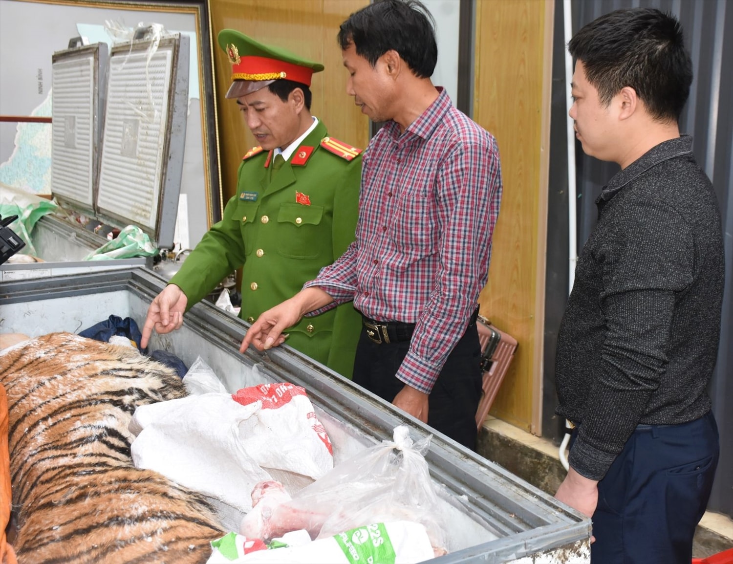 Đối tượng Hoàng Đình Đạt mặc áo kẻ sọc màu đỏ