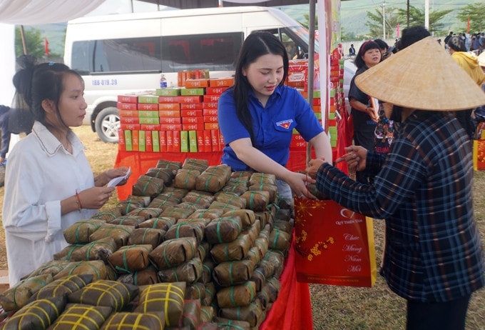 Người dân mua hàng miễn phí tại chương trình Chương trình 