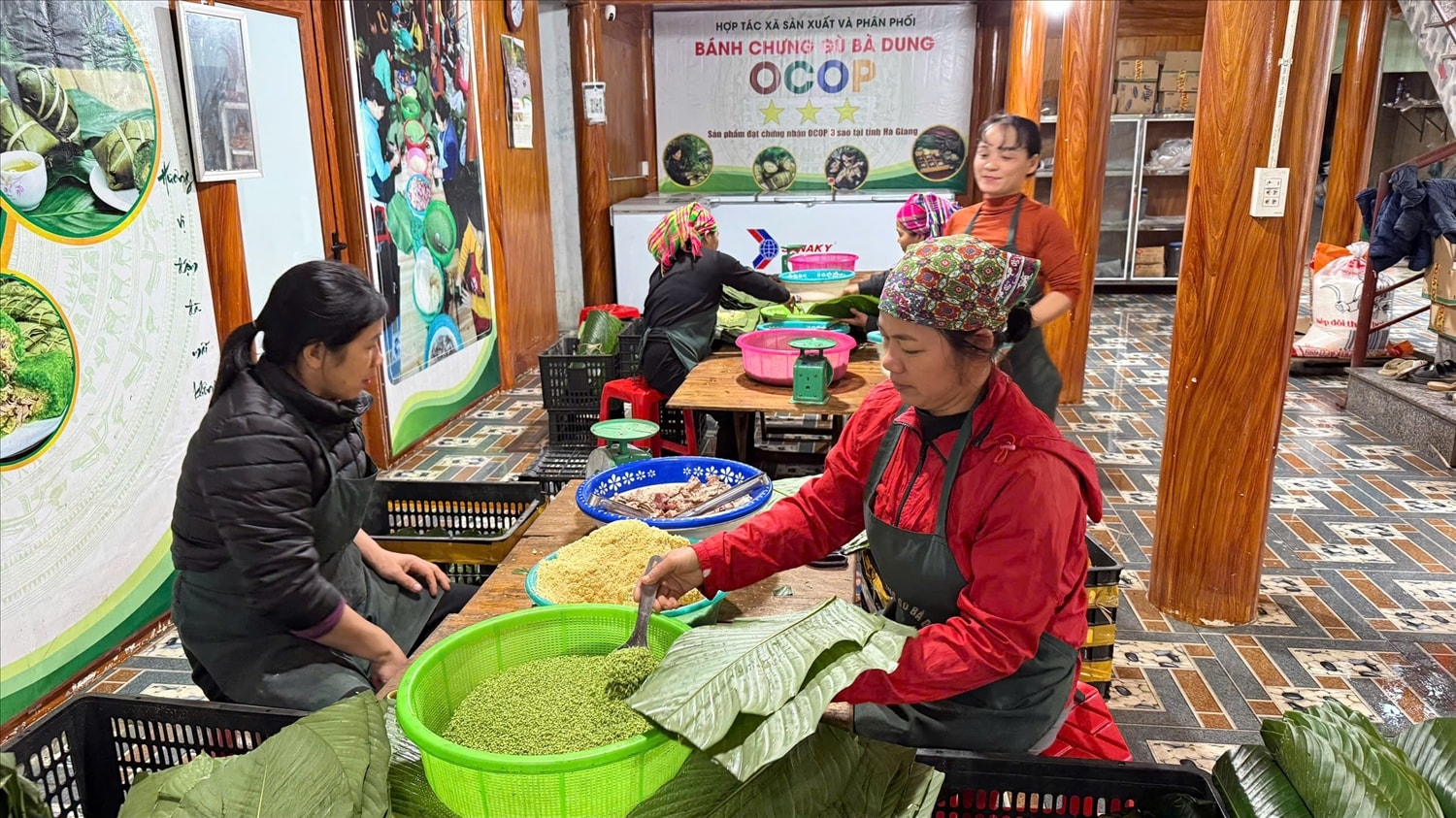Từ một gánh hàng rong giản đơn đến một thương hiệu OCOP 3 sao, HTX Bánh chưng gù bà Dung không chỉ khơi dậy một nghề truyền thống mà còn thắp lên niềm tin vào khả năng vươn lên của người dân vùng cao Tuyên Quang