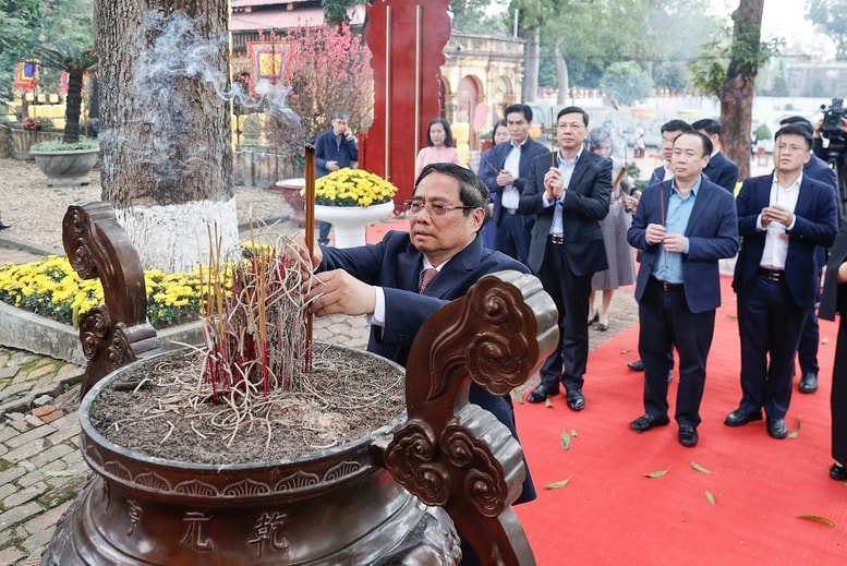 Thủ tướng Phạm Minh Chính dâng hương tại Hoàng thành Thăng Long - Ảnh: VGP/Nhật Bắc