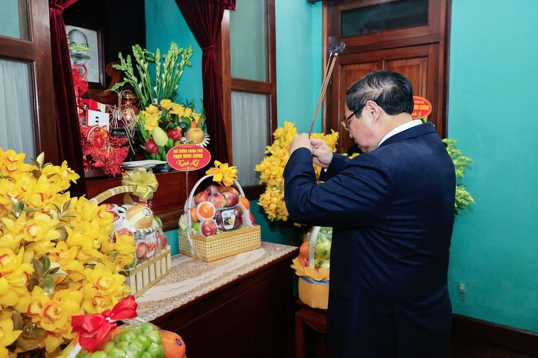 Thủ tướng Chính phủ Phạm Minh Chính dâng hương tưởng nhớ Chủ tịch Hồ Chí Minh tại Nhà 67 - Ảnh: VGP/Nhật Bắc