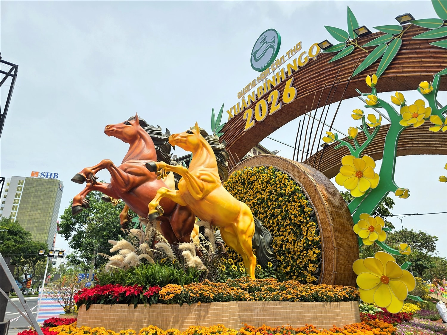 Linh vật ngựa tại đường hoa Cần Thơ. (Ảnh: Trung Phạm)
