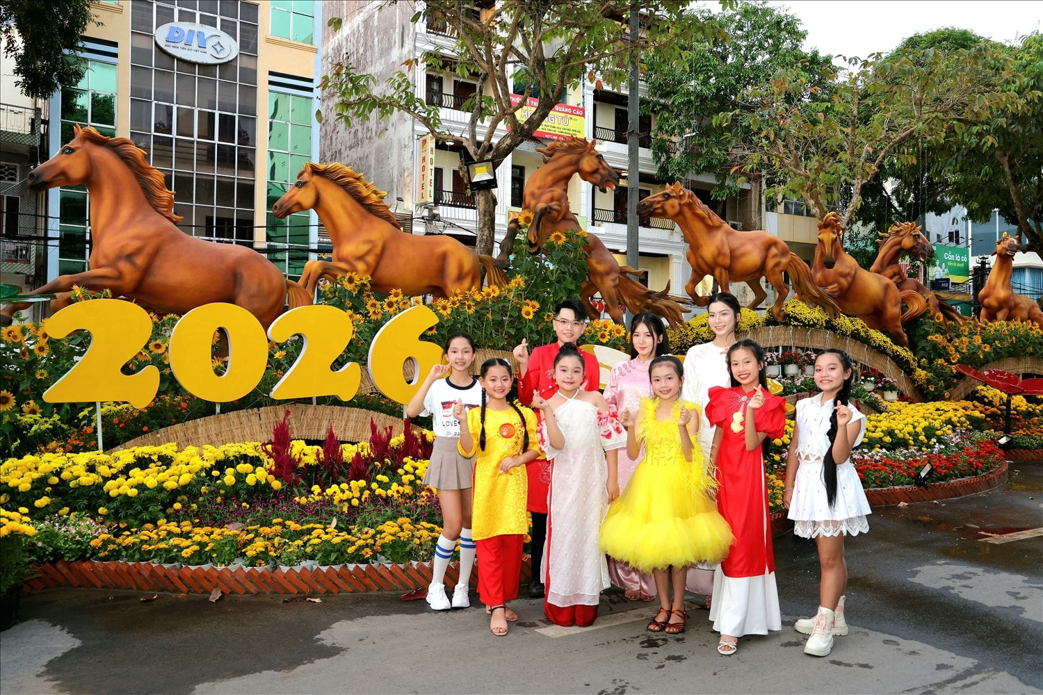 Người dân và du khách chụp hình cùng linh vật ngựa tại đường hoa Cần Thơ