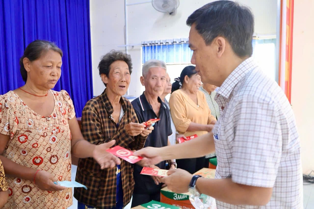 Giám đốc Sở Dân tộc và Tôn giáo TP. Cần Thơ Lâm Hoàng Mẫu trao quà cho các hộ có hoàn cảnh khó khăn
