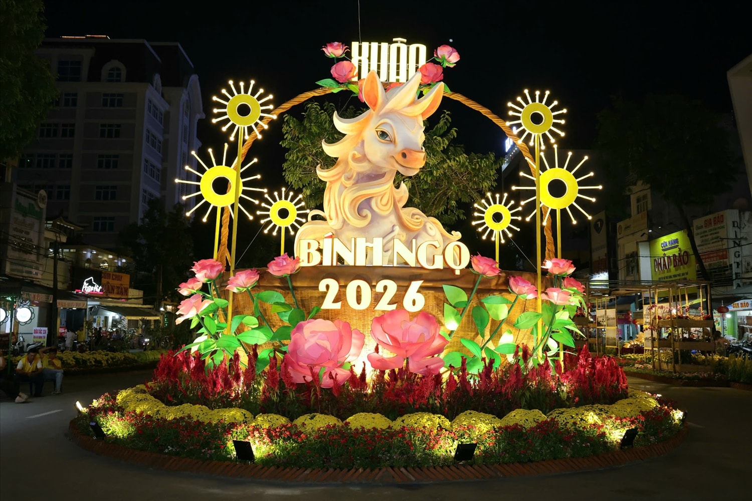 Đường hoa nghệ thuật được lắp đặt hơn 30 mô hình với hơn 50.000 chậu hoa. (Trung Phạm)
