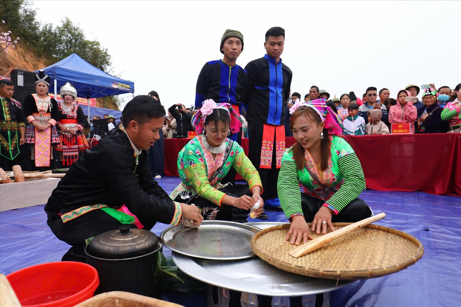 Đối với người Mông, bánh dày không chỉ là món ăn ngày Tết, mà còn là lễ vật dâng tổ tiên, gửi gắm ước mong một năm mới no đủ, tròn đầy.