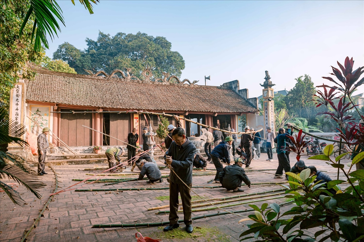 Người dân Thanh Khê cùng nhau làm cây đu Tết trong buổi sáng cuối cùng của năm cũ