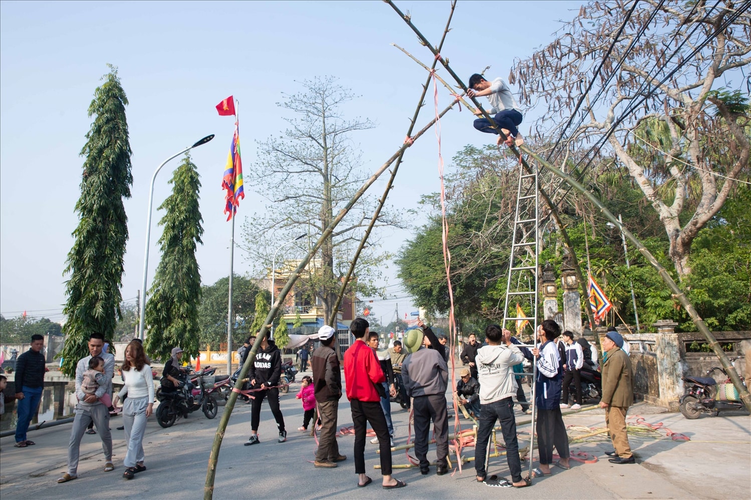 Sáng sớm ngày cuối cùng của năm cũ, người dân trong thôn đã náo nức tập trung ngoài bãi đu, ai cũng sẵn sàng góp một tay dựng đu