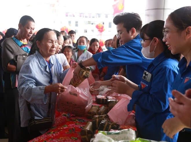 Nghệ An: Ấm lòng 'Chợ Tết 0 đồng' cho 1.000 bệnh nhân ở lại điều trị dịp Xuân 2