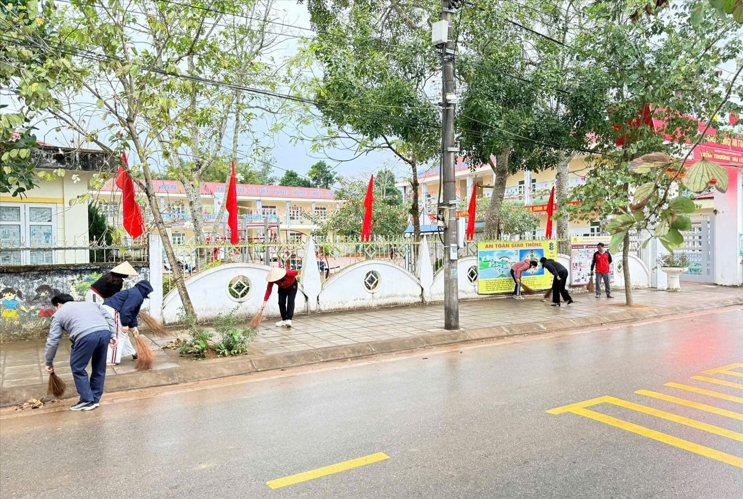 Trên nhiều tuyến đường xã Quảng Tân phát động toàn bộ cán bộ, người dân vệ sinh môi  trường, treo cờ Tổ Quốc