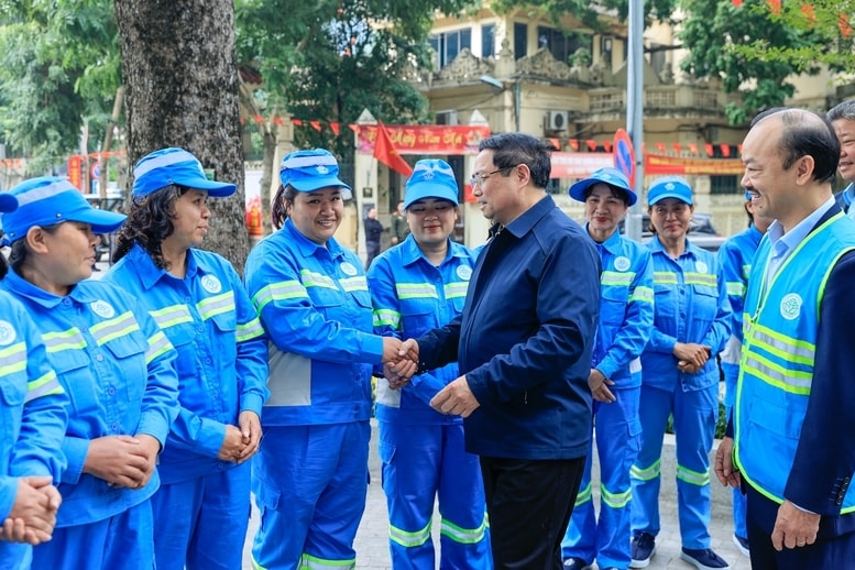 Thủ tướng thăm và động viên công nhân môi trường đô thị đang thực hiện nhiệm vụ tại vườn hoa Lê Trực - Ảnh: VGP/Nhật Bắc