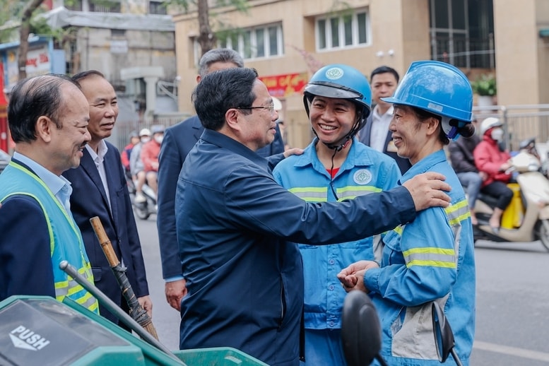 Thủ tướng thăm và động viên công nhân môi trường đô thị đang thực hiện nhiệm vụ tại Phố Nguyễn Thái Học - Ảnh: VGP/Nhật Bắc