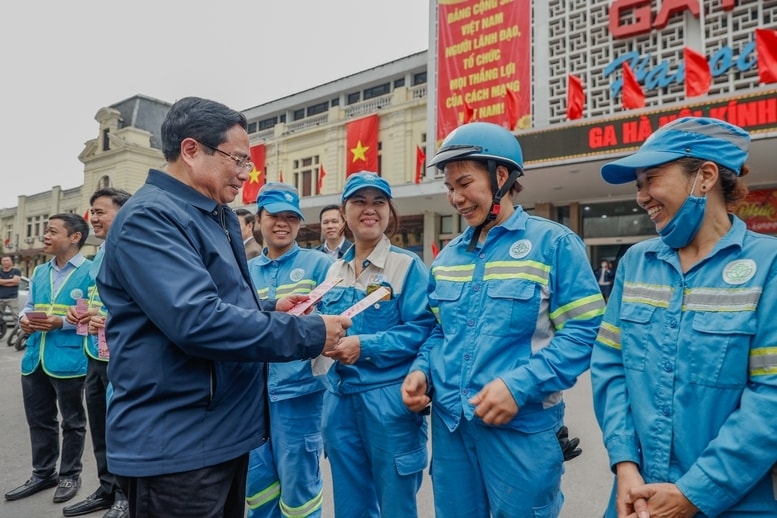 Thủ tướng thăm và động viên công nhân môi trường đô thị đang thực hiện nhiệm vụ tại ga Hà Nội - Ảnh: VGP/Nhật Bắc