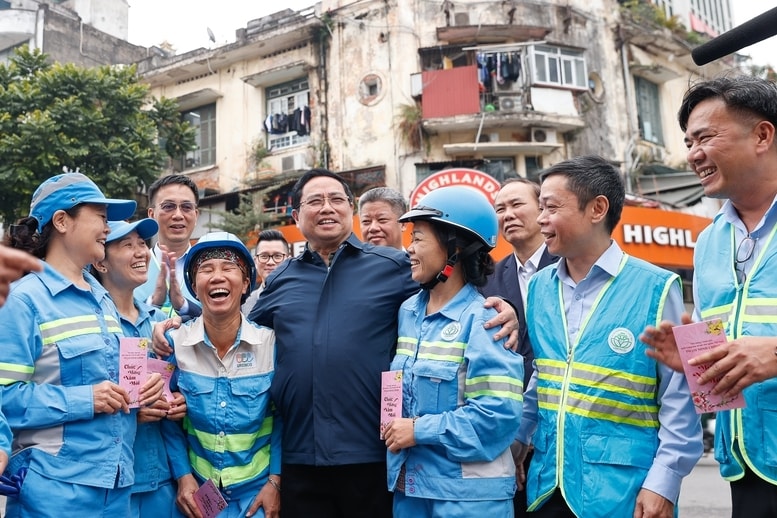 Thủ tướng thăm và động viên công nhân môi trường đô thị đang thực hiện nhiệm vụ tại ga Hà Nội - Ảnh: VGP/Nhật Bắc