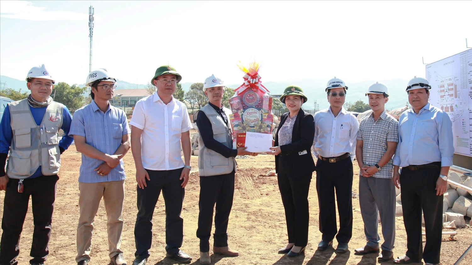Phó Chủ tịch Thường trực UBND tỉnh Quảng Ngãi Y Ngọc tặng quà, động viên công nhân ở lại trong dịp Tết thi công Trường Phổ thông nội trú liên cấp Tiểu học – Trung học cơ sở xã Dục Nông