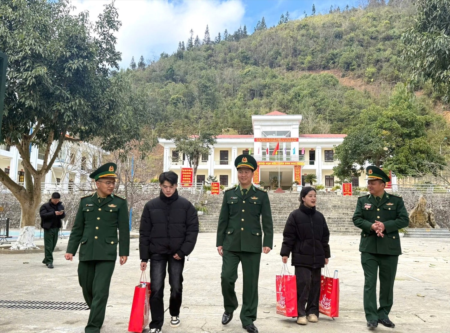 Cán bộ chiến sĩ tiễn chân các con nuôi Đồn Biên phòng về quê ăn Tết cùng người thân.