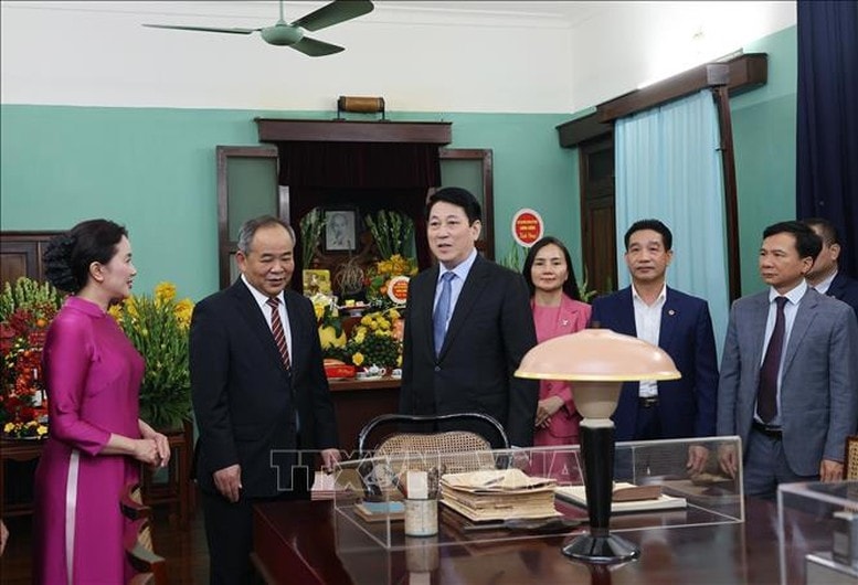 Chủ tịch nước Lương Cường tham quan Di tích Nhà 67 ở Khu Di tích Chủ tịch Hồ Chí Minh trong Phủ Chủ tịch - Ảnh: TTXVN