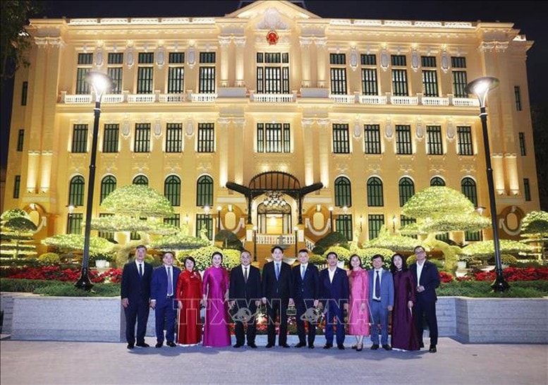 Chủ tịch nước Lương Cường với cán bộ, nhân viên Văn phòng Chủ tịch nước tại Trụ sở cơ quan Văn phòng Chủ tịch nước số 2 Lê Thạch - Ảnh: TTXVN