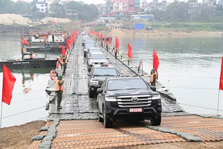Cầu phao bắc qua sông Lô được thông xe ngay trong sáng 16/2 (ngày 29 Tết), sớm hơn yêu cầu Thủ tướng Chính phủ giao. (Ảnh: Báo Quân đội nhân dân) 