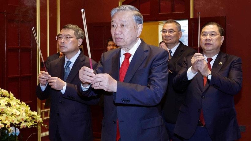 Tổng Bí thư Tô Lâm dâng hương tưởng nhớ, tri ân các bậc tiên đế có công với đất nước tại Khu Di tích Hoàng Thành Thăng Long - Hà Nội. (Ảnh: Thống Nhất/TTXVN) 