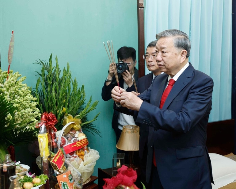 Tổng Bí thư Tô Lâm tặng quà cho cán bộ, nhân viên Khu Di tích Hoàng Thành Thăng Long - Hà Nội. (Ảnh: Thống Nhất/TTXVN) 