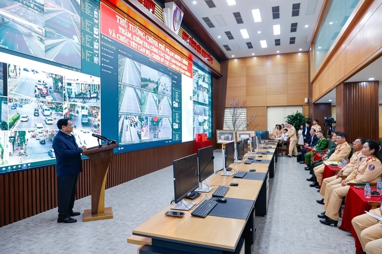 Thủ tướng Phạm Minh Chính đánh giá cao những kết quả mà lực lượng đạt được trong thời gian qua, trong đó, năm 2025, tai nạn giao thông cả nước giảm cả 3 tiêu chí là: Số vụ, số người chết và số người bị thương - Ảnh: VGP/Nhật Bắc