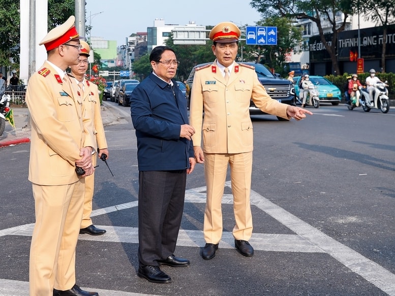 Thủ tướng Phạm Minh Chính kiểm tra công tác đảm bảo trật tự an toàn giao thông tại nút giao Nguyễn Văn Cừ-Ngọc Thụy, TP. Hà Nội - Ảnh: VGP/Nhật Bắc