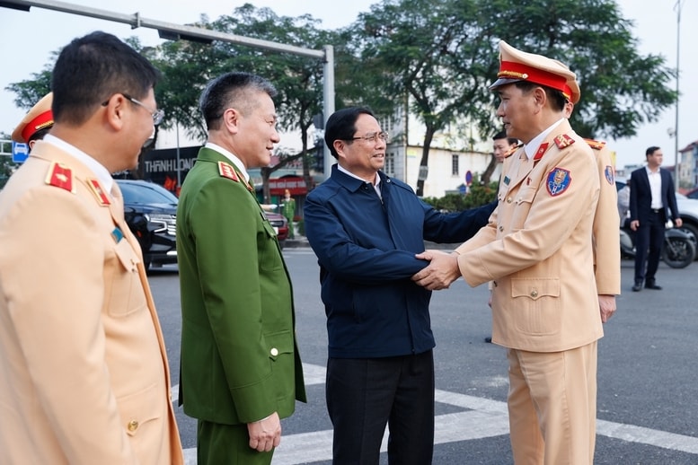 Thủ tướng Phạm Minh Chính động viên cán bộ, chiến sĩ đang làm nhiệm vụ tại nút giao Nguyễn Văn Cừ-Ngọc Thụy, TP. Hà Nội - Ảnh: VGP/Nhật Bắc
