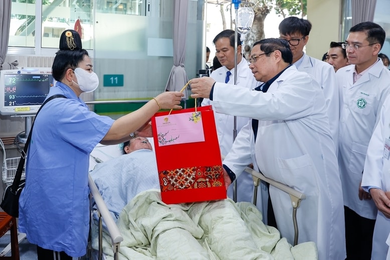 Thủ tướng Phạm Minh Chính tặng quà gia đình các bệnh nhân đang điều trị tại Bệnh viện Bạch Mai - Ảnh: VGP/Nhật Bắc
