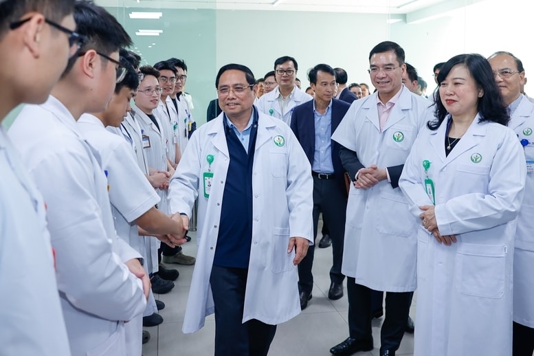 Thủ tướng Phạm Minh Chính kiểm tra công tác ứng trực Tết và thăm, động viên cán bộ, nhân viên y tế, người lao động tại Bệnh viện Việt Đức - Ảnh: VGP/Nhật Bắc