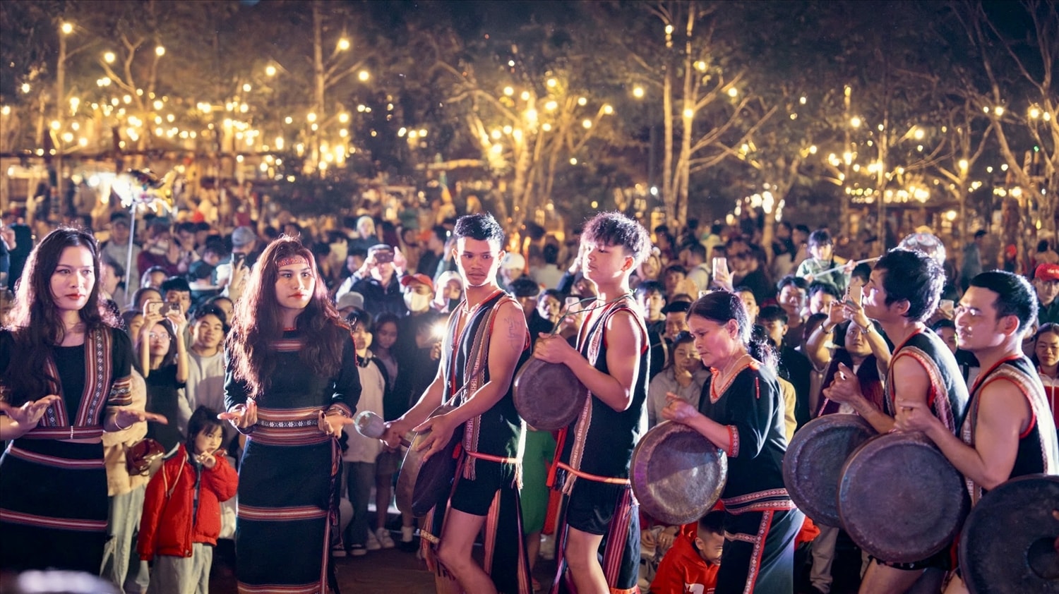 Trong dịp Tết Nguyên đán Bính Ngọ 2026, các nghệ nhân sẽ biểu diễn cồng chiêng, múa xoang và nhạc cụ dân tộc ở khu Chợ phiên Măng Đen để phục vụ du khach