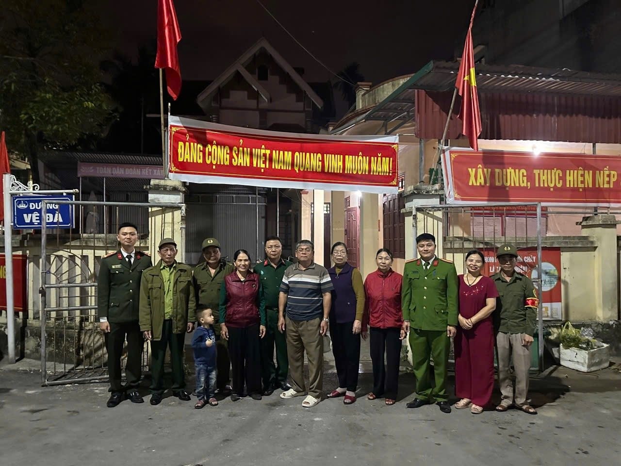 Song song với tuần tra, công tác tuyên truyền, vận động người dân nâng cao ý thức cảnh giác phòng ngừa tội phạm cũng được chú trọng thực hiện. (Ảnh phường Đông Quang, tỉnh Thanh Hóa)