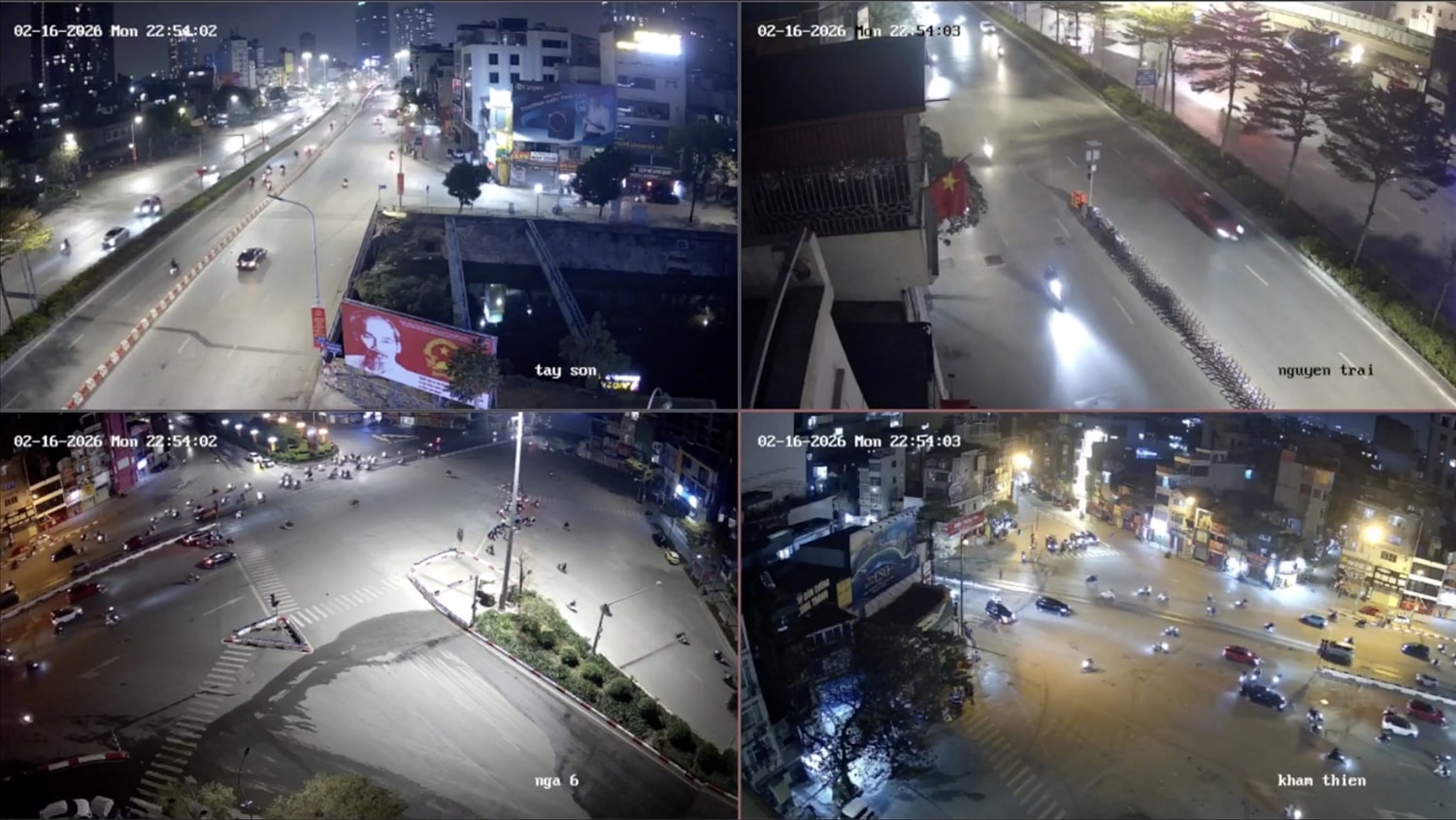 Cận kề thời khắc Giao thừa, đường phố trung tâm Hà Nội vẫn giữ nhịp lưu thông ổn định, không xảy ra ùn tắc, tạo điều kiện thuận lợi cho người dân di chuyển đến các điểm xem pháo hoa