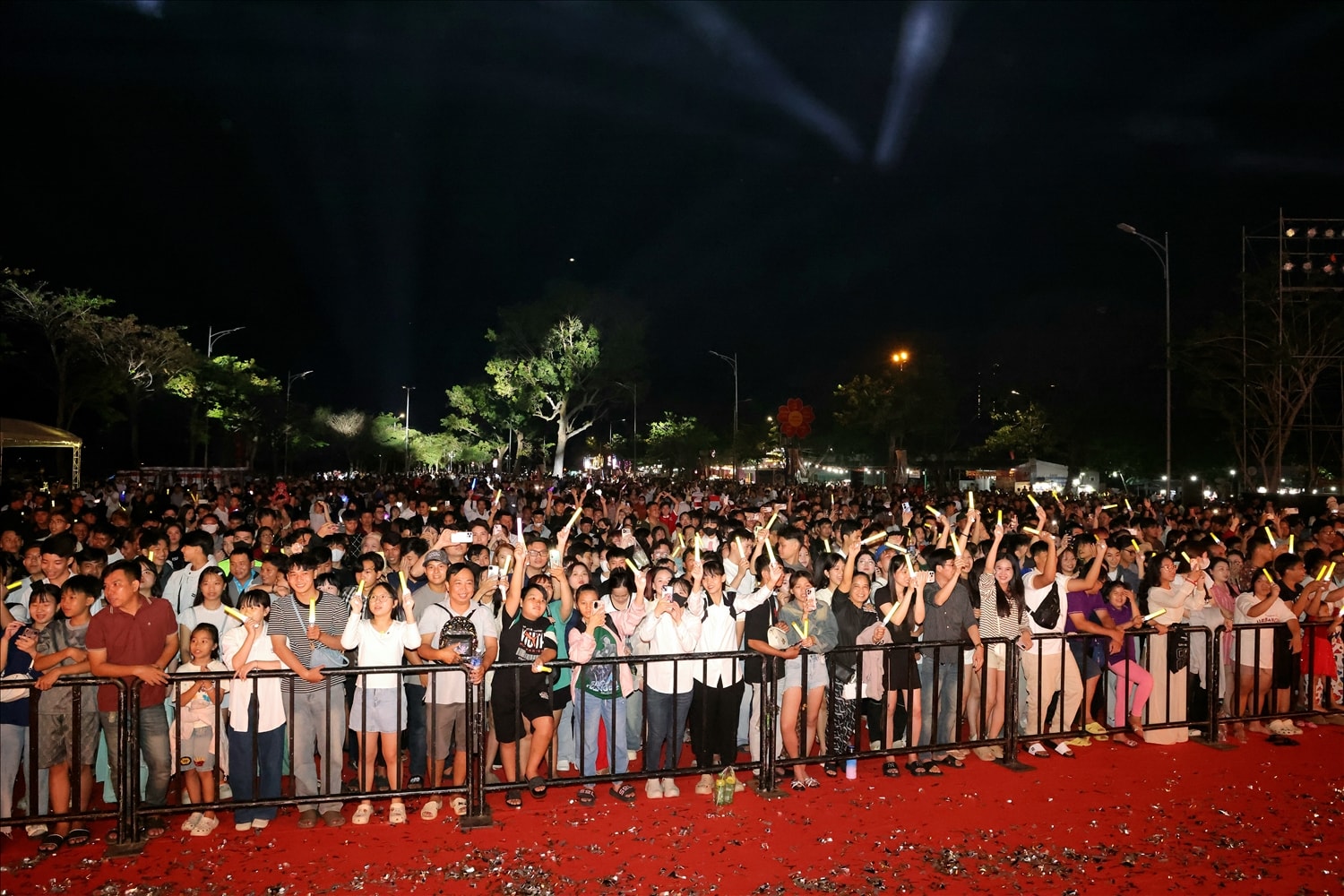 Trong thời khắc giao thừa, người dân Cần Thơ mong muốn năm mới an khang, thịnh vượng (Ảnh: Trung Phạm)