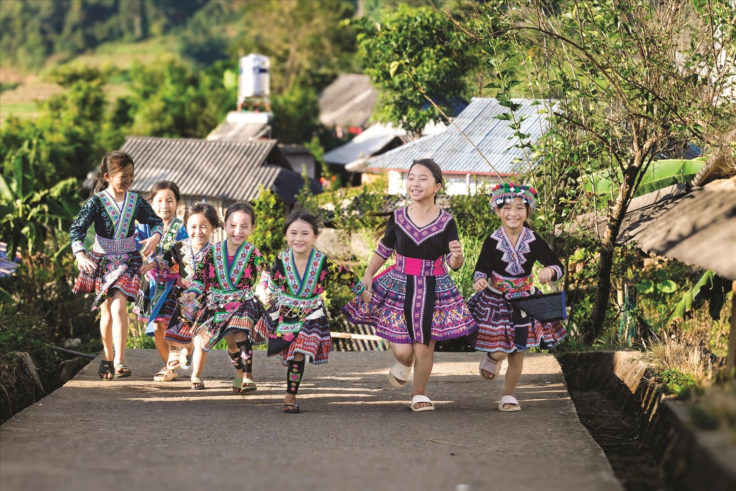 Trẻ em người Mông ở Tả Lèng - Tam Đường chơi Xuân. Ảnh: Hà Minh Hưng