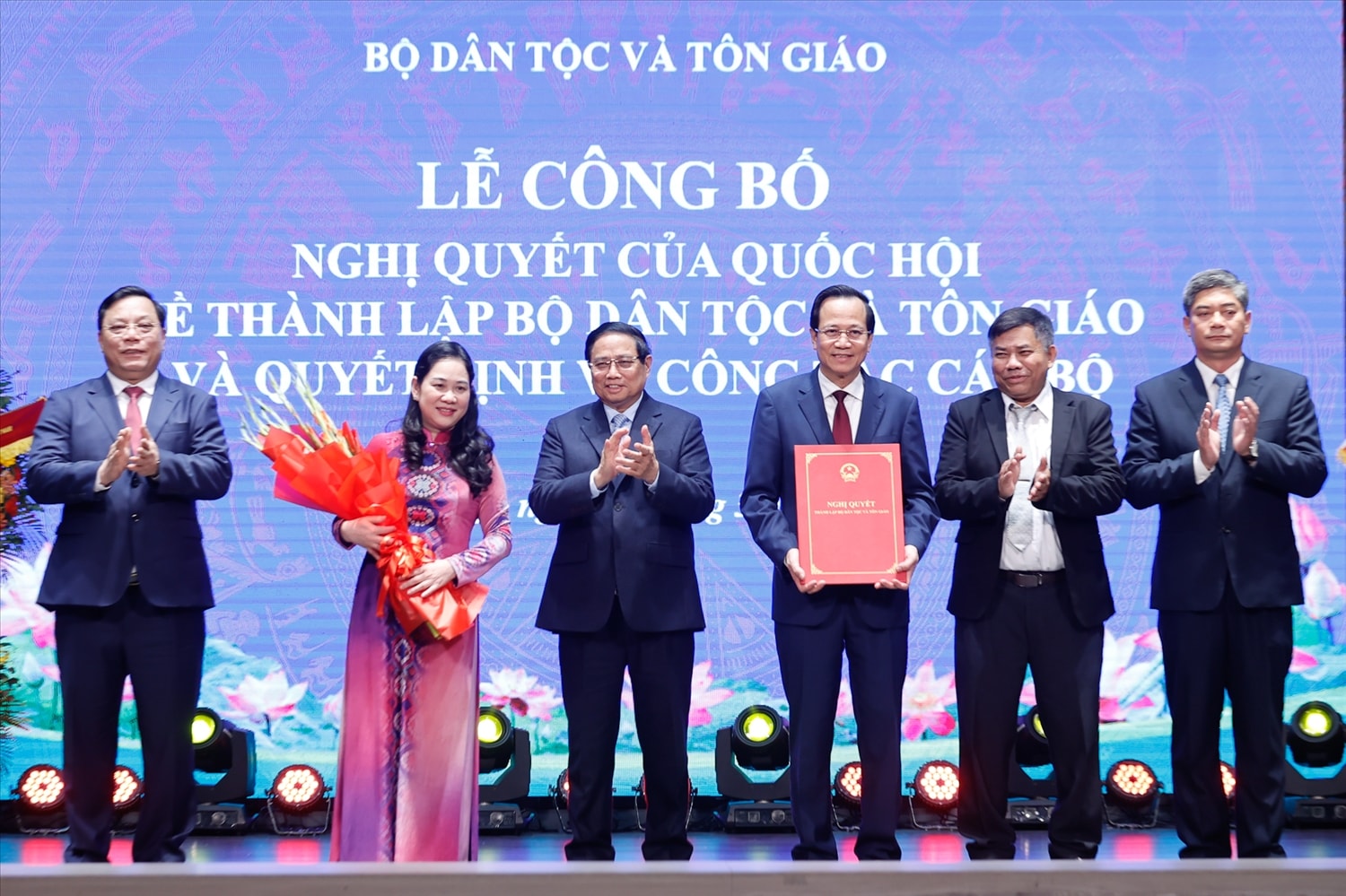 Thủ tướng Phạm Minh Chính trao Nghị quyết của Quốc hội về việc thành lập Bộ Dân tộc và Tôn giáo cho tập thể lãnh đạo Bộ. 
