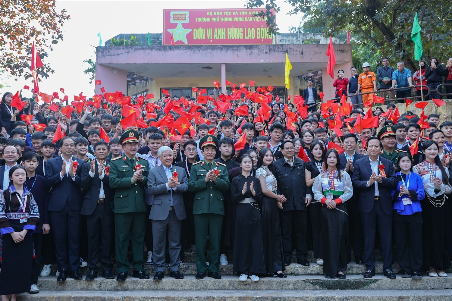 Thủ tướng Phạm Minh Chính và các đồng chí Lãnh đạo Đảng, Nhà nước, bộ, ngành, địa phương chụp ảnh lưu niệm cùng các em học sinh tại Lễ khởi công Dự án đầu tư cơ sở vật chất cho Trường Phổ thông Vùng cao Việt Bắc. (Ảnh: Lê Anh Dũng)