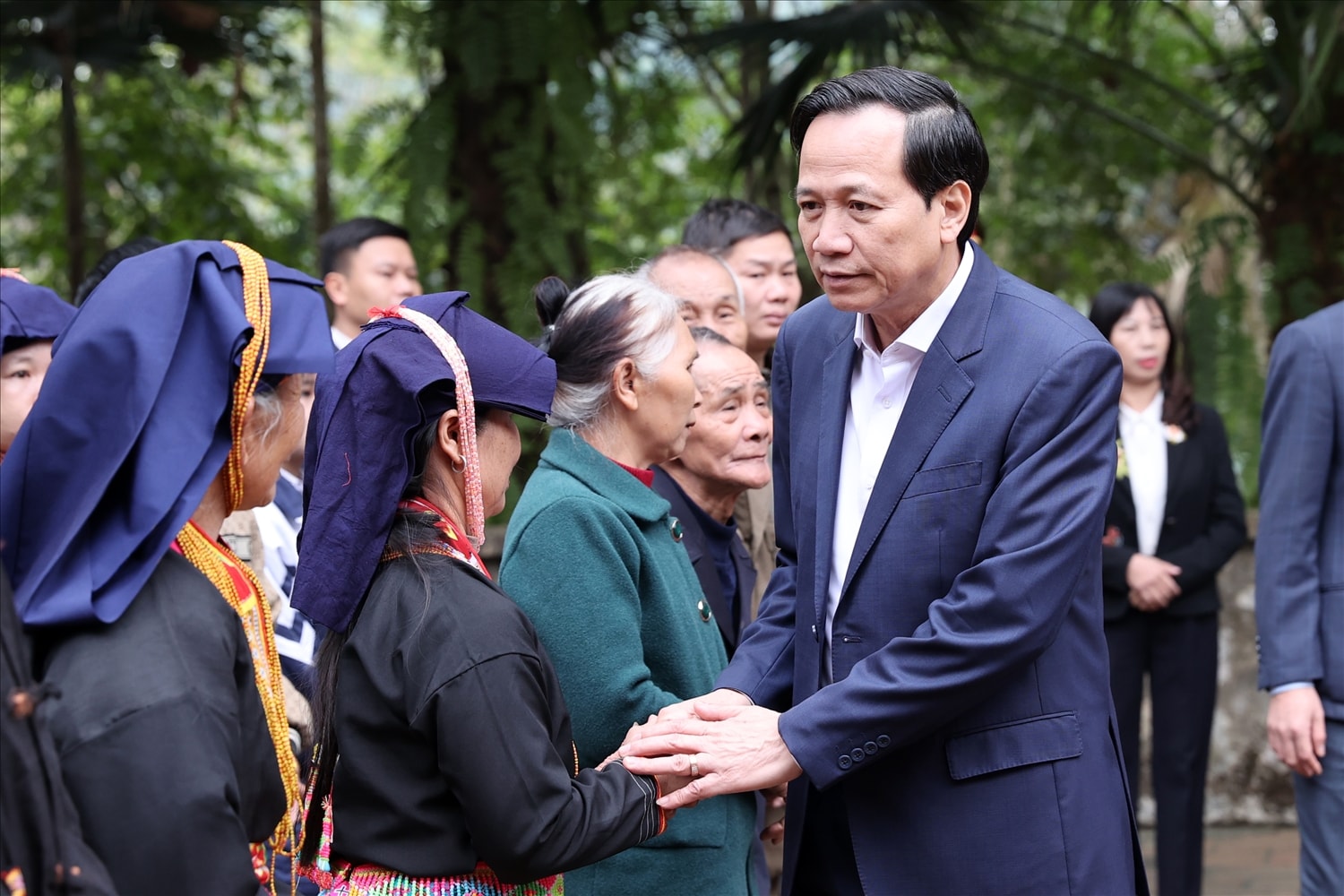 Bộ trưởng Đào Ngọc Dung thăm hỏi, tặng quà đồng bào DTTS tỉnh Tuyên Quang. (Ảnh: Lê Anh Dũng)