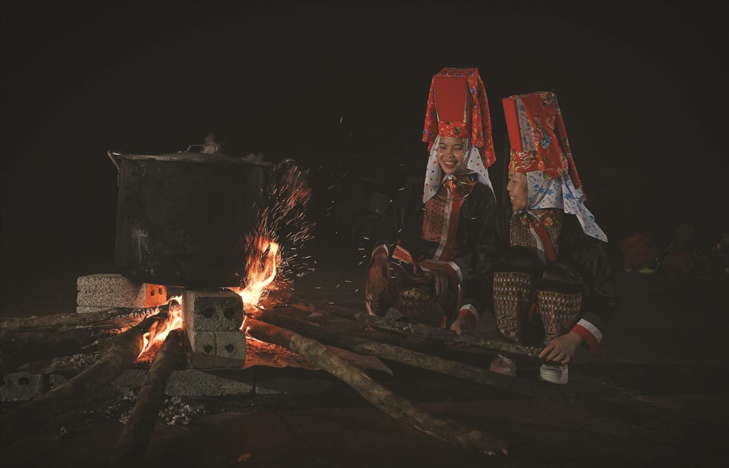 Nụ cười bên nồi bánh chưng Tết