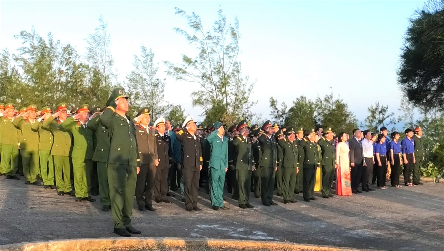Cán bộ, chiến sĩ lực lượng vũ trang và Nhân dân trên đảo tiền tiêu Lý Sơn, tỉnh Quảng Ngãi trang nghiêm hướng về cờ Tổ quốc, đồng thanh hát vang bài Tiến quân ca