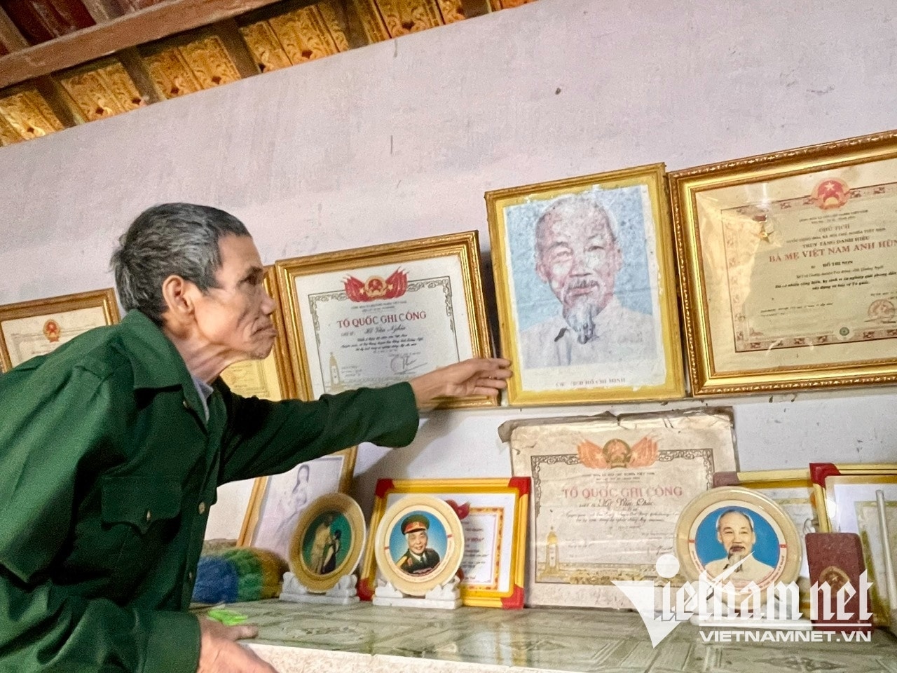 Gìa Hồ Văn Bình thờ Bác Hồ tại vị trí trang trọng. Ảnh: Huy Trường
